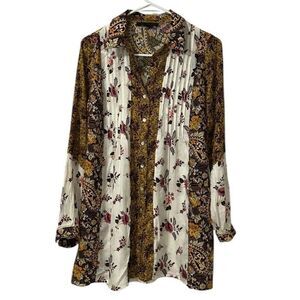 Jane and Delancey Floral Print Button Down
Top (Size Small)